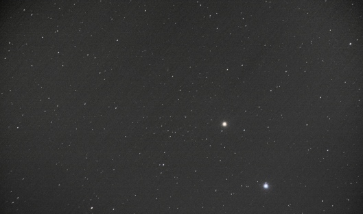 10/14的艾桑彗星。圖中下方藍色亮星是軒轅十四，中間紅色亮星是火星，中上可見艾桑彗星，和兩顆亮星連成直線。點擊可看大圖。